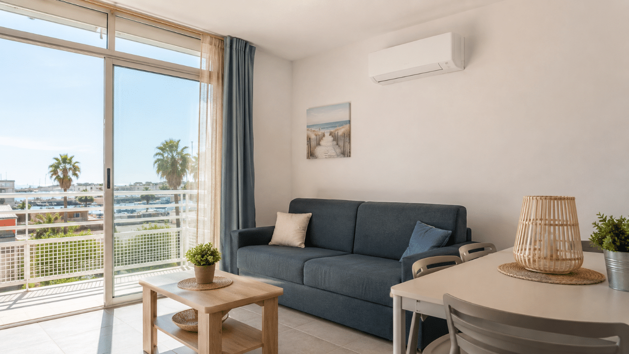 Unité intérieure de climatisation dans un appartement locatif lumineux au Cap d'Agde