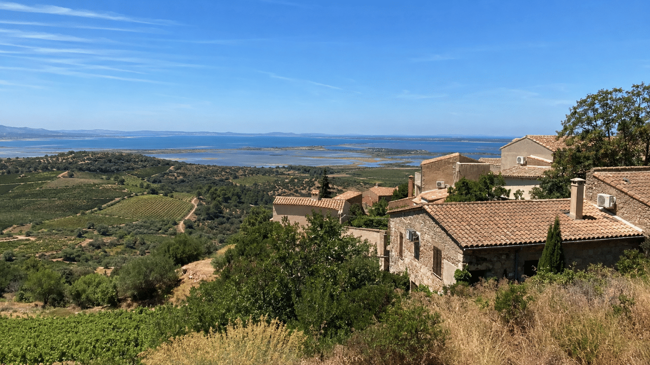 Vue de l'Aude entre cité de Carcassonne, vignobles des Corbières et littoral avec climatiseurs sur les façades