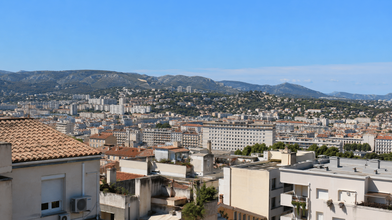 Vue des Bouches-du-Rhône entre Marseille, calanques et collines provençales avec climatiseurs sur les façades