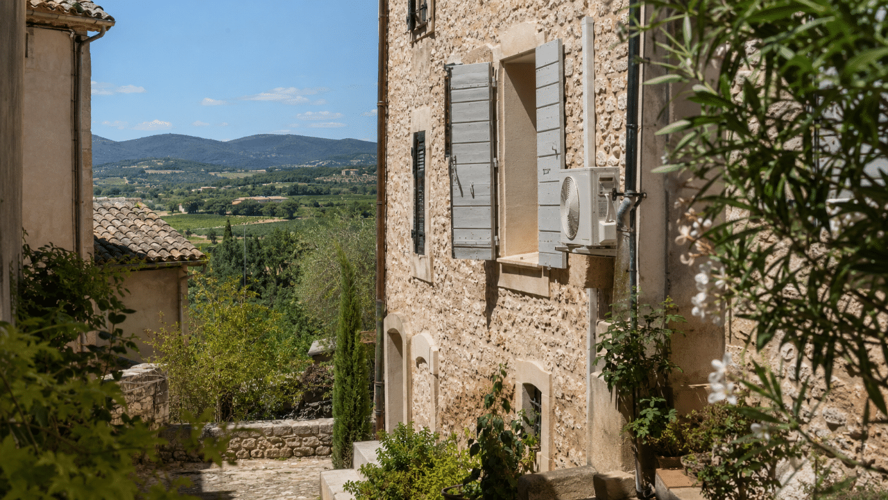 Climatiseur discret sur une maison du centre médiéval de Brignoles