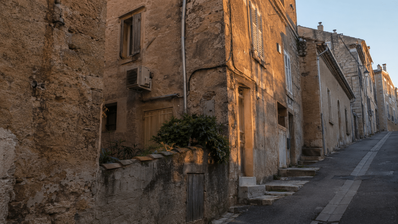 Unité extérieure de climatisation fixée sur le mur arrière d'une maison de ville ancienne à Gardanne