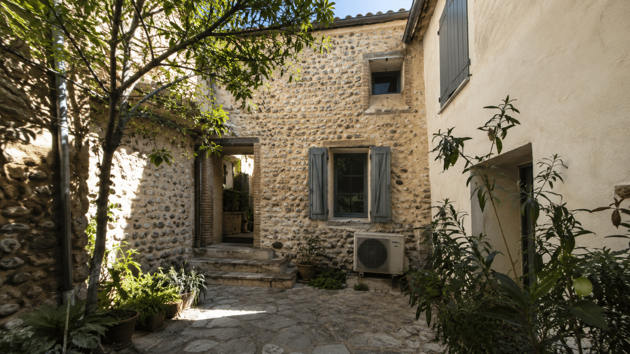 Climatiseur en cour d'une maison de bourg à Ille-sur-Têt