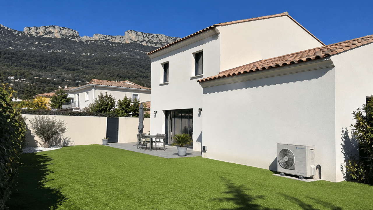 Climatiseur sur la façade d'un pavillon de lotissement à La Valette-du-Var près de Toulon