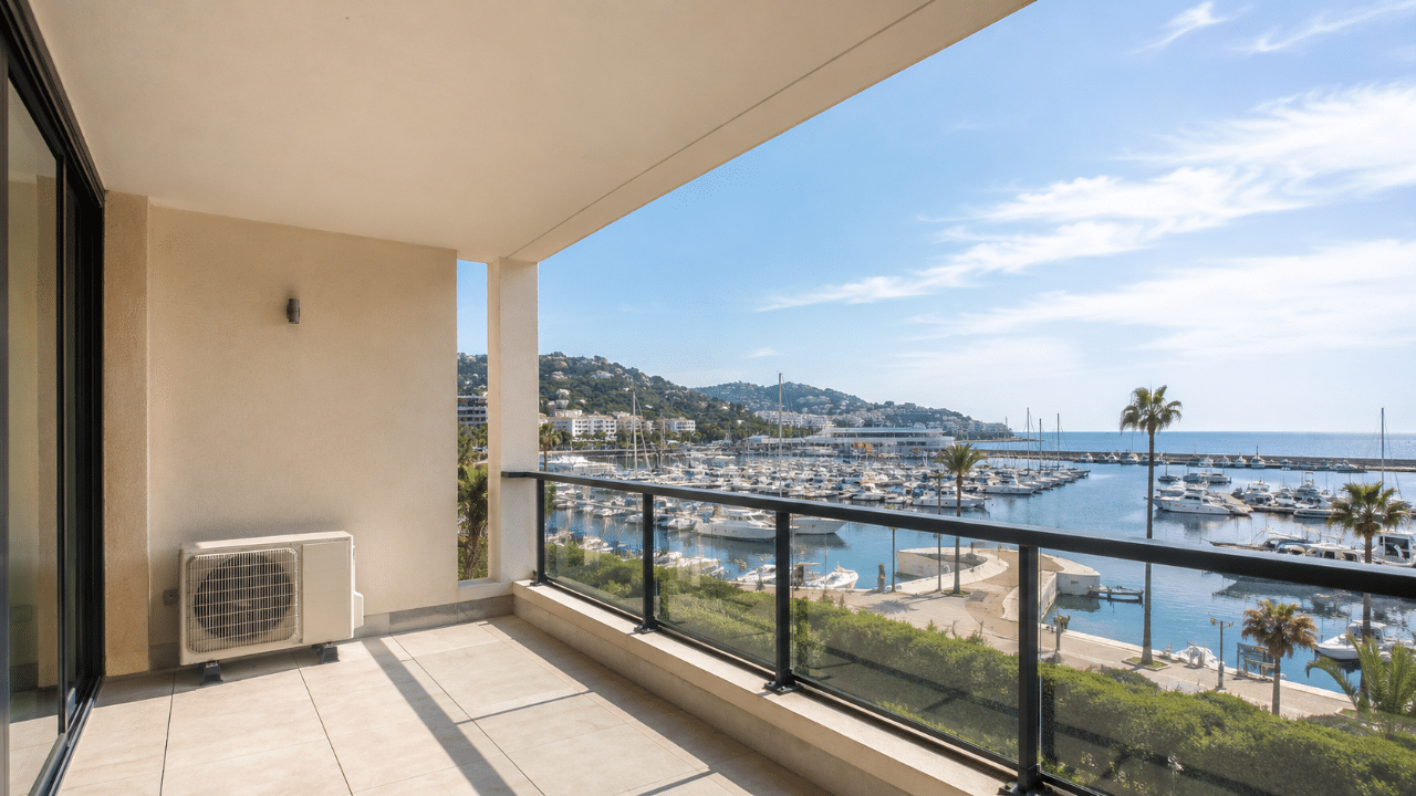 Climatiseur sur la terrasse d'une résidence de marina à Mandelieu-la-Napoule