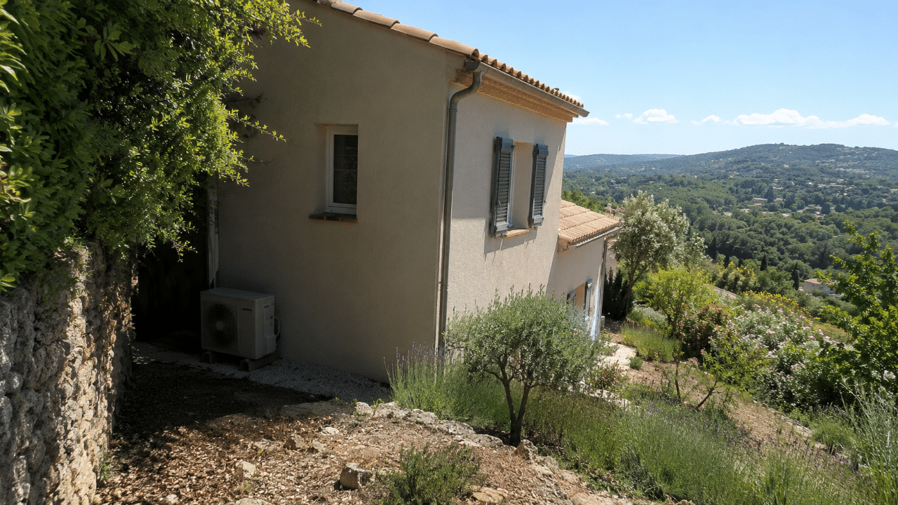 Climatiseur sur une maison exposée au soleil à Peymeinade sur la route de Grasse