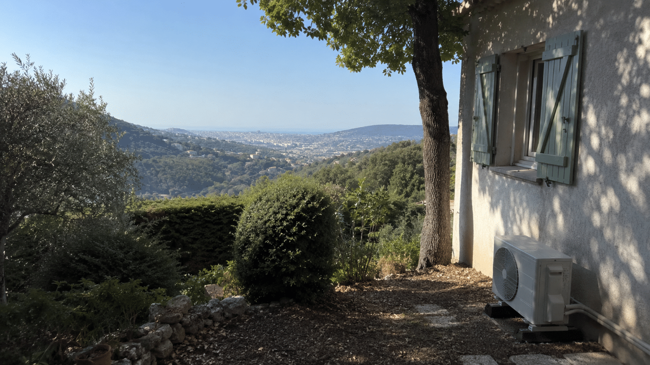 Climatiseur sur une maison des collines de Saint-André-de-la-Roche au-dessus de la vallée