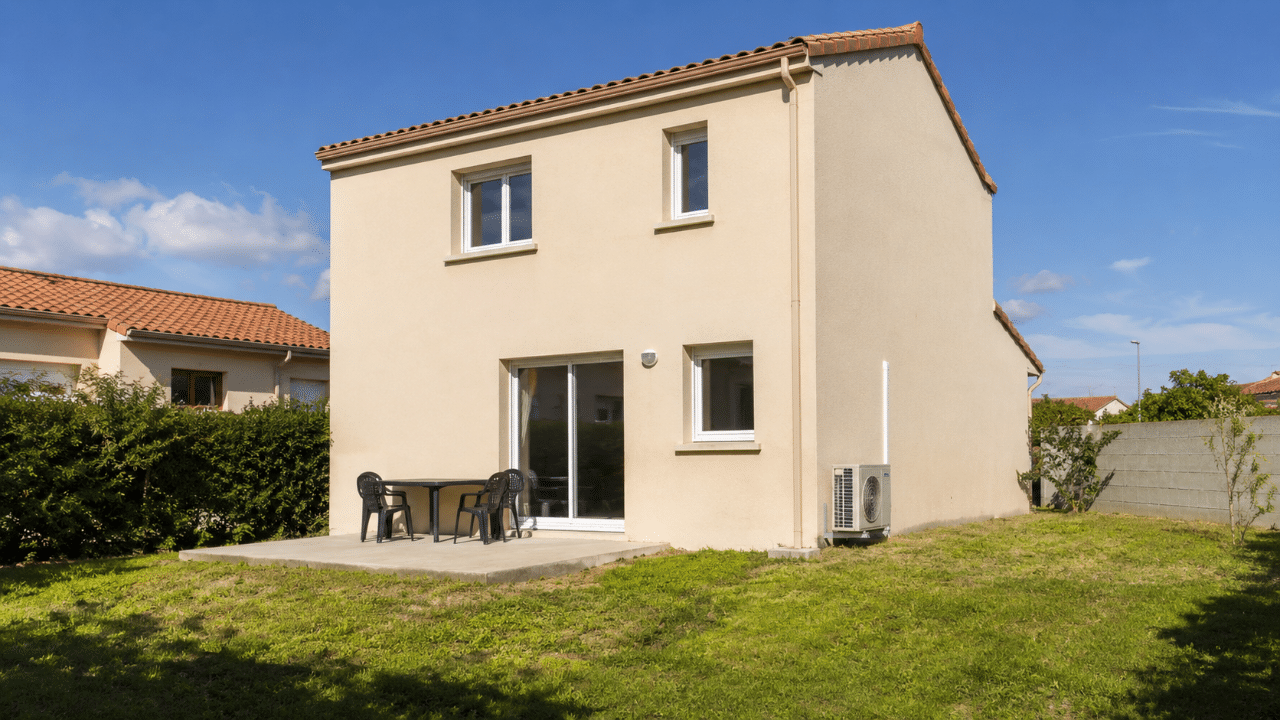 Climatiseur sur le pignon d'une maison de lotissement à Saint-Estève