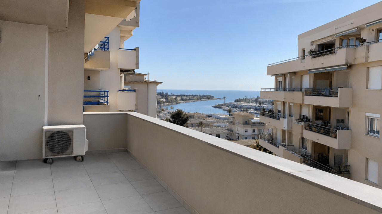 Climatiseur sur la terrasse d'une résidence dense à Saint-Laurent-du-Var