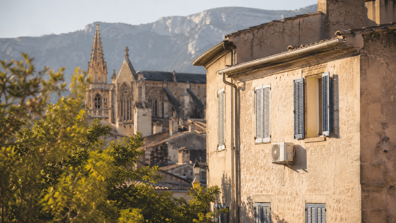 Climatiseur discret sur une maison ancienne près de la basilique de Saint-Maximin
