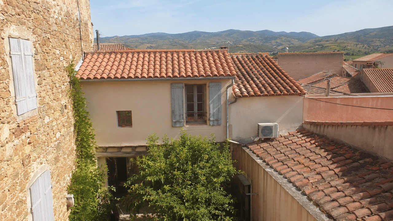 Climatiseur en cour d'une maison de bourg à Thuir