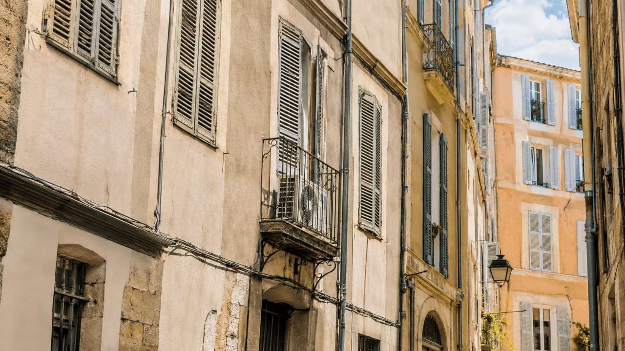 Climatiseur sur la façade d'un immeuble du centre ancien de Toulon