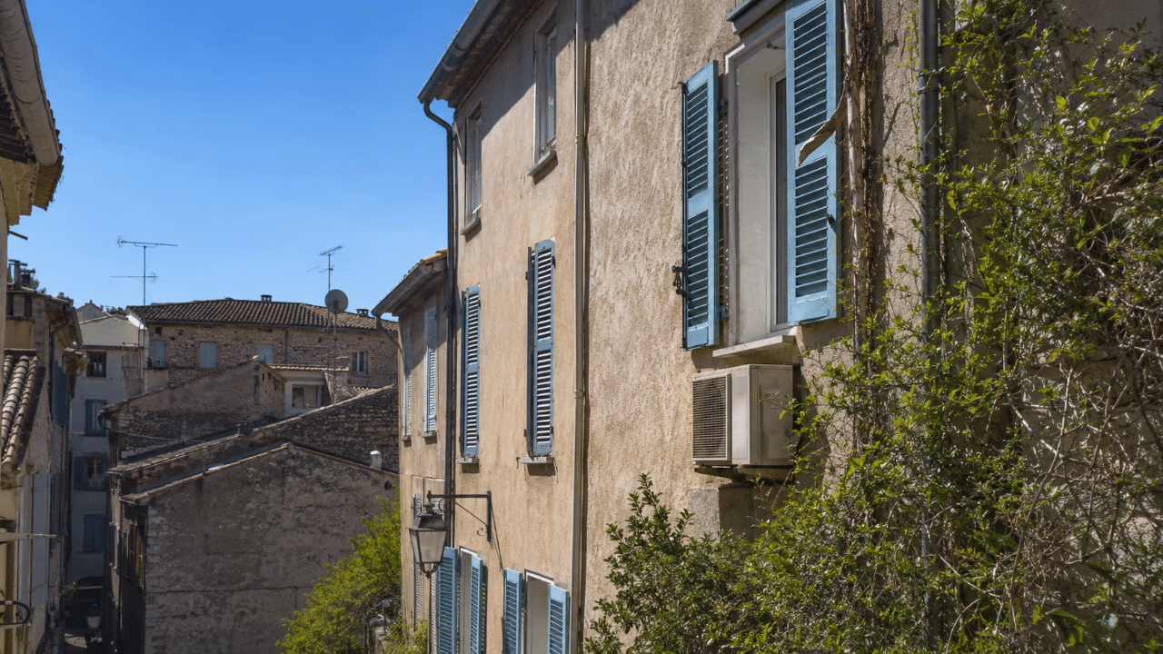 Climatiseur sur la façade d'un immeuble du centre de Vallauris