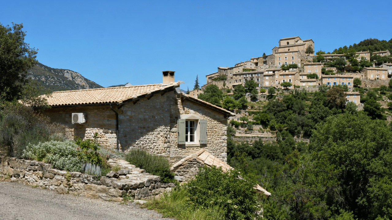 Unité de climatisation sur une maison d'Aiglun dans le val de Bléone