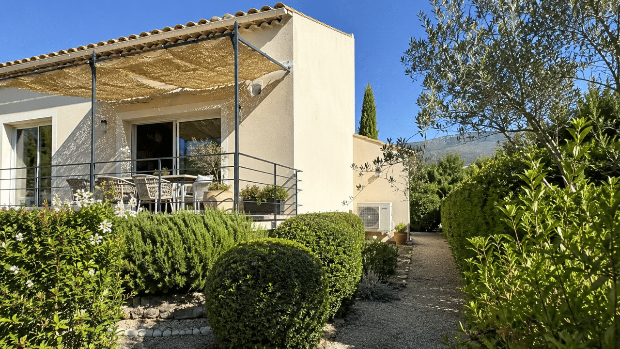 Climatiseur au jardin d'une maison de Corbières-en-Provence